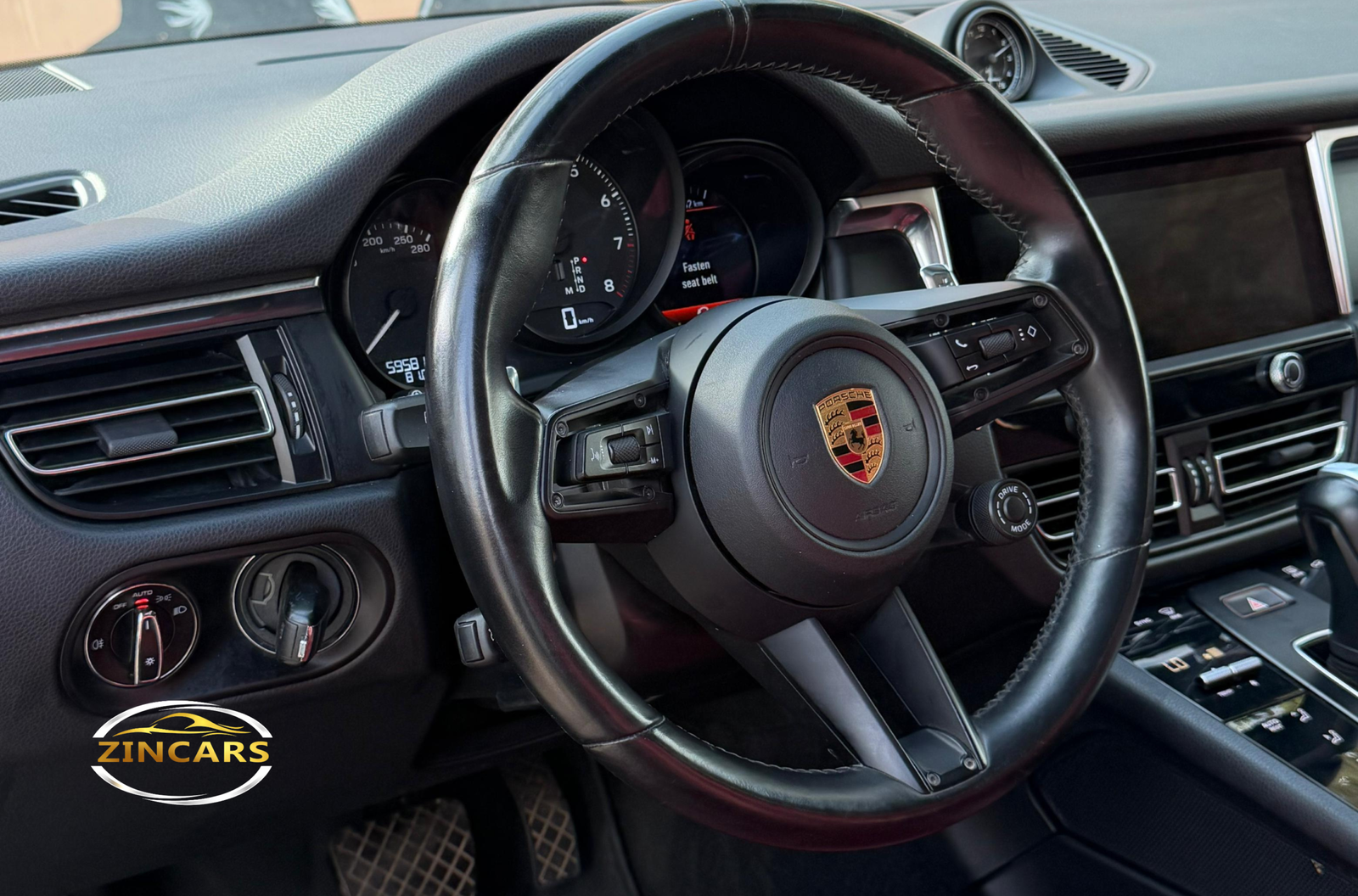 Location Porsche Macan 2024 Gris à Marrakech – SUV de luxe disponible chez Zincars Rental